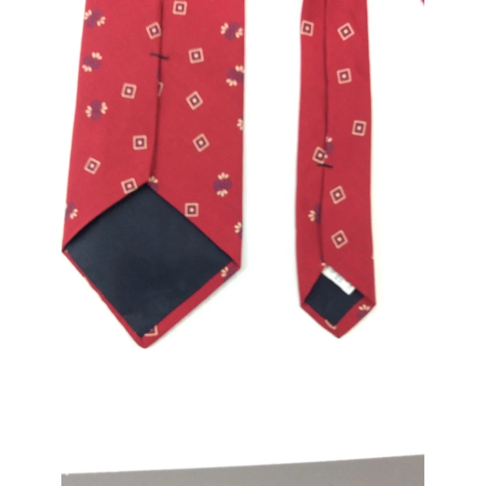 Claiborne Mens Tie 3.5 in W x L 57 Silk Burgundy Red Black White Geometric